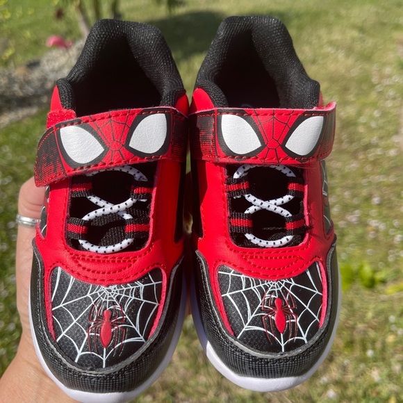 Marvel Red and Black Sneakers with Velcro Closure Kids size 8 - Picture 12 of 13